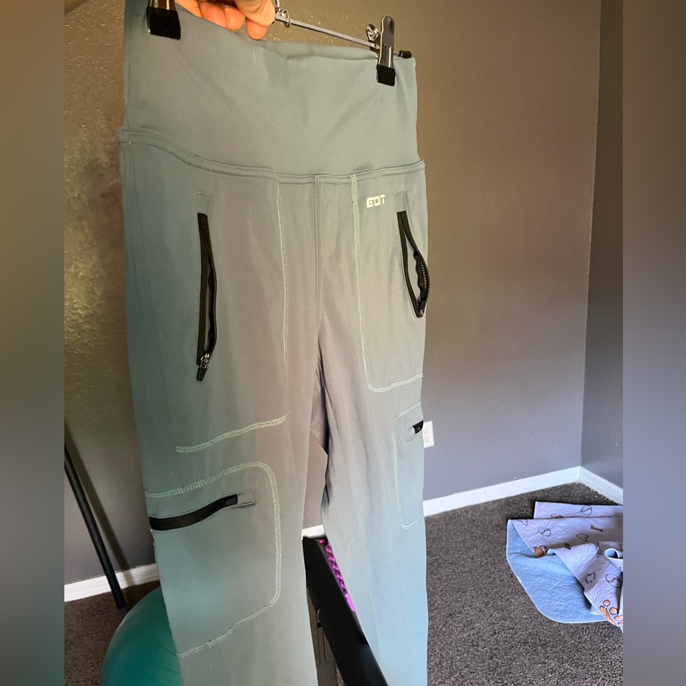 ECHT Explore leggings
Size small
Lots of zip pockets
Blueish color